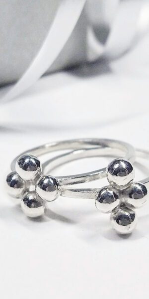 Quatrefoil rings set by Essemgé - duo of 2 solid silver stacking rings on a white background
