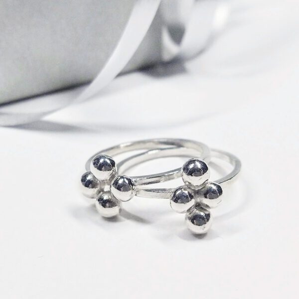Quatrefoil rings set by Essemgé - duo of 2 solid silver stacking rings on a white background