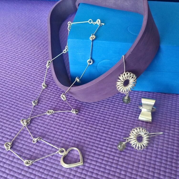 Jewellery and working out - jewellery by Essemgé and gym equipment 